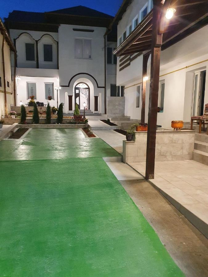 Hotel Casa Musceleana Campulung Exterior foto