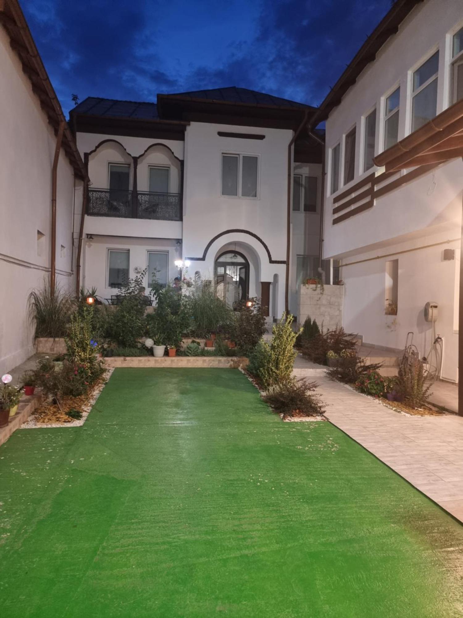 Hotel Casa Musceleana Campulung Exterior foto